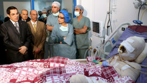 Muhammed Bouazizi, frukthandlaren som tände eld på sig själv i Tunisien får besök på sjukhuset av president Ben Ali den 28 december 2010. Bouazizi dog av sina skador den 4 januari 2011 och president Ben Ali tvingades fly från landet tio dagar senare. Muhammed Bouazizi, frukthandlaren som tände eld på sig själv i Tunisien ligger på sjukhuset.