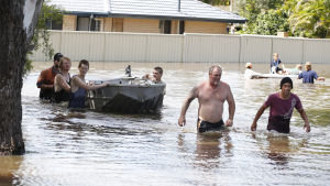 Invånarna i Mount Warren Park i Queensland deltog i räddningsarbetet medan barnen lekte på surfbrädor Invånarna i Mount Warren Park i Queensland deltog i räddningsarbetet medan barnen lekte på surfbrädor