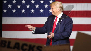 Kvinnorna är ute efter offentlighet, menar Trump. Republikanska presidentkandidaten Donald Trump vid kampanjevenemang i West Palm Beach, Florida den 13 oktober 2016.