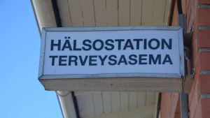 Basservicen är en viktig del av en välfungerande kommun. Skylt utanför hälsostationen i Ingå.