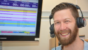 Radio Västnyland fyller 70 år och passar på att blicka framåt och fundera på vad som väntar runt hörnet. På bilden Jonas Sundström, programvärd för God morgon Västnyland. Jonas Sundström är årets raseborgare 2015