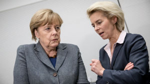 Försvarsminister Ursula von der Leyen Angela Merkel och Tysklands försvarsminister Ursula von der Leyen.