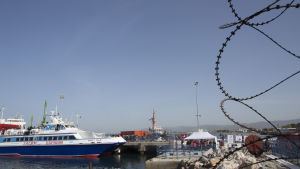En grekisk färja som transporetrar flyktingar från Grekland till turkiet anländer till hamnen Dikili i Izmir, Turkiet. En grekisk färja som transporetrar flyktingar från Grekland till turkiet anländer till hamnen Dikili i Izmir, Turkiet.