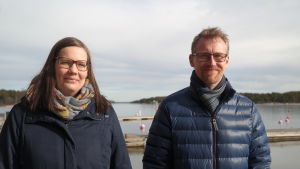 Anna Jansson och Christoffer Boström forskar i hur havet mår. Marinbiologerna Anna Jansson och Christoffer Boström på en brygga i Korpoström