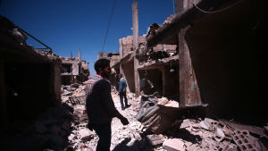 Bilden är från en annan Damaskusförort, Douma, som också har varit belägrad en längre tid. På grund av belägringen finns det ont om bilder från själva Daraya. Upptrappade strider hotar den bräckliga fredsprocessen. Här inspekterar invånare i Damaskusförorten Deir al-Asafir skadorna efter en flygattack som krävde trettio dödsoffer för knappt två veckor sedan
