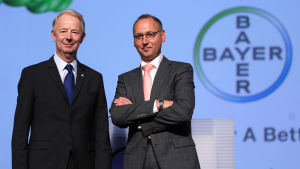 Bayers avgående styrelseordförande Marijn Dekkers och hans efterträdare Werner Baumann under bolagsstämman i Köln den 29 april 2016. Bayers avgående styrelseordförande Marijn Dekkers och hans efterträdare Werner Baumann under bolagsstämman i Köln den 29 april 2016.