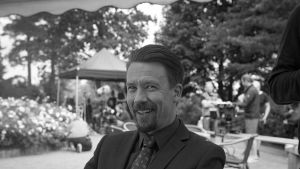Tommi Eronen nauraa Presidentti-sarjan kuvauksissa.