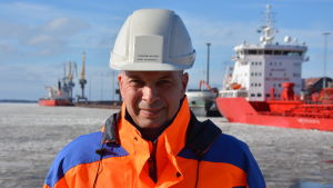 Torbjörn Witting Torbjörn Witting står på kajen i Karleby hamn, bakom syns flera fartyg. Vinter och is i hamnen