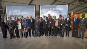 Gruppfoto vid klimatmötet i Paris. Ministrar från 60 länder samlades för förbereda klimatmötet i Paris