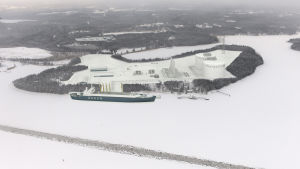 Bildmontage uppifrån av LNG-terminalen i Fjusö i Joddböle i Ingå.
