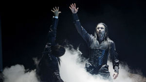 Den sista uppgörelsen. Steve Davislim och Tuomas Pursio som Tom Rakewell och Nick Shadow. Foto från Rucklarens väg på Nationaloperan.