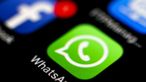 I dag läser vi ofta meddelanden som inte ens är riktade till oss. Whatsapps och Facebooks logotyper på en mobilskärm.