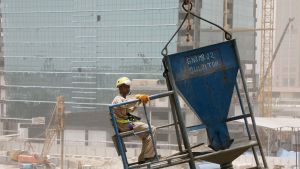 Guggenheimbygget i Abu Dhabi har dragit ut på tiden efter rapporter om att byggarbetare hade undermåliga arbetsförhållanden. Byggarbetare vid bygget av Guggenheim i Abu Dhabi.
