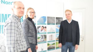 Produktionschef Esko Niemelä, kommunikationsdirektör Anne Foley och operativa direktören Kari Vyhtinen vid Nordkalk. Esko Niemelä är produktionschef på Nordkalk. Anne Foley är kommunikationsdirektör och Kari Vyhtinen är operativ direktör.