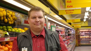 Mikko Mäki samarbetar med hemvården i Nagu så att äldre kunder får varor som de behöver. Mikko Mäki står vid fruktdisken i Sale i Nagu