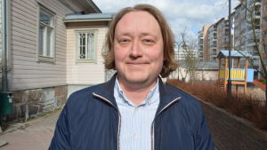 Johan Eklund hoppas att politikerna ska jobba för ungdomarna och utbildningen. Väljare i Åbo som ska gå in till vallokal.