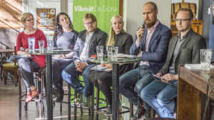 De Grönas ordförandekandidater maj 2017. Touko Aalto med mikrofonen Vihreät puheenjohtajaehdokkaat Lahdessa