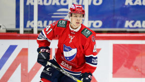 Miro Heiskanen från HIFK är enligt experter den bästa försvararen av alla tillgängliga spelare i årets draft. Miro Heiskanen på isen.