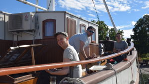 Från vänster Samuel Karlsson, Ole Øwre och Tom Rejström. Tre personer på däck i en skuta.