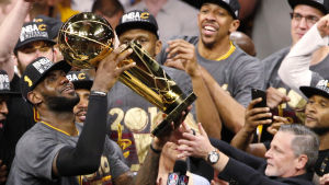 Bäst genom tiderna, Jordan eller LeBron James? Diskussionen går het på olika basketforum. LeBron James lyfter NBA-pokalen.