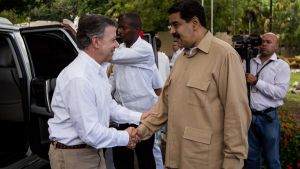 Colombias president Juan Manuel Santos (t.v.) och Venezuelas president Nicolás Maduro skakar hand under mötet om ländernas gränstvist i torsdags. Colombias president Juan Manuel Santos (t.v.) och Venezuelas president Nicolás Maduro skakar hand under mötet om ländernas gränstvist 11.8.2016.