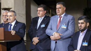 Av dessa HNC-ledare har endast Mohammed Alloush (th) bjudits in till fredsförhandlingarna i Kazakstan Av dessa HNC:ledare har endast Mohammed Alloush (th) bjudits in till fredsförhandlingarna i Kazakstan