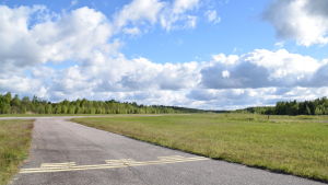 Hangö stad ser gärna att man kan sälja alkohol vid vid Täktom flygfält. Landningsbanan på Täktom flygfält.