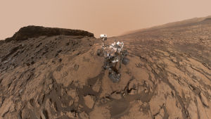En "selfie" som rovern tog i oktober i 2016, med hjälp av en robotarm som inte syns på bilden. Curiosity