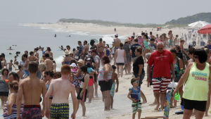 Turister på stranden Nauset Beach, Cape Cod, Massachusetts. 