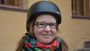 Sonja Tanskanen använder hjälm eftersom det känns viktigt att vara en förebild. Sonja Tanskanen