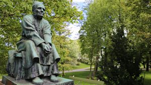 Larin Paraske är den enda kvinnan som blivit avbildad till skulptur. Henne hittar man i Hesperiaparken där monumentet restes år 1949. Larin Parasken patsas