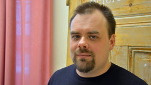 Daniel Åkermark. Daniel Åkermark vid sin arbetsplats Resurscentret Föregångarna.