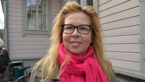 Pauliina Vanhala tror att alla förändringar har fått folk till valurnorna. Väljaren Pauliina Vanhala hoppas på aktivt valdeltagande. Kvinna i övre medelåldern, ljusbrunt hår, grannröd halsduk ska rösta i Åbo.