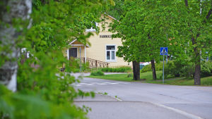 Kommunen stöder projekt som befrämjar hälsa och välmående i byarna. Arkivbild från Kapellby, Hus bakom gröna kvistar