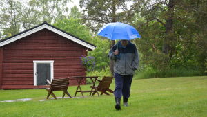 Rabbe Smedlund tycker om att följa med naturen under försommaren. Rabbe Smedlund går över gräsmattan på Lillholmen.