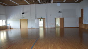 Gymnastiksalen fylldes med sängar då 300 asylsökande plötsligt behövde få husrum. gymnastiksal i fastigheten raasepori resort.