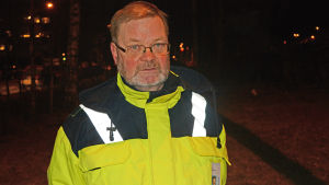 Harri Roudasmaa, överingengör vid Tukes provsköt CE-märkta nyårsrakteter på Sandhamn i Helsingfors inför nyårshelgen. Harri Roudasmaa, Tukes