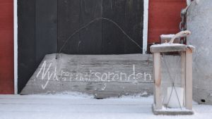 Nykterhetsgränden ska det heta - i bestämd form. skylten vid nykterhetsgränden blir stulen med jämna mellanrum (04.01.16)