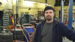För Tomi Forsberg är det bilbatteribyten som gäller nu i verkstaden. Tomi Forsberg vid Auto-Doctor i Borgå