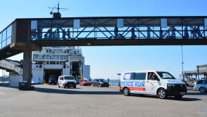 Peace Run-bilarna kör ut ur Wasa Express. Peace Run-bilarna kör i land i hamnen i Vasa.