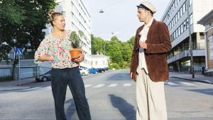 Seidi Haarla spelar nyinflyttad på Biskopsgatan, medan Jussi Järvinen staplar förbi som student ur en annan tid - och ändå inte. Seidi Haarla och Jussi Järvinen i Jäljet-föreställningen.