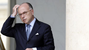 Frankrikes inrikesminister Bernard Cazeneuve anser att burkiniförbud är okonstitutionella Frankrikes inrikesminister Bernard Cazeneuve anser att burkiniförbud är okonstitutionella
