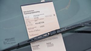 Flyttningsuppmaningen har fästs vid vindrutan den 2 juli. flyttningsuppmaning av bil på vindruta