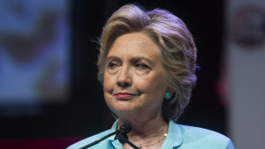 Hillary Clintons trumfkort är att hon är en stabil och erfaren politiker. Hillary Clinton i talarpodiet.