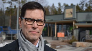 Juhani Haapaniemi, vd på Ähtäri zoo Juhani Haapaniemi, vd för Ähtäri zoo, står på parkeringen framför huvudingången.