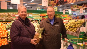 Maj och Christer Wikholm är glada över de sänkta matpriserna. De handlade i en av S-gruppens Prismaaffärer i Esbo på måndagseftermiddagen. Kunder i Prisma