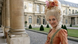 Osannolika peruker, vitt puder och skönhetsprickar var skönhetsidealet på 1700-talet. Skådespelerskan Roberta Valentini utklädd till Marie Antoinette i Paris.