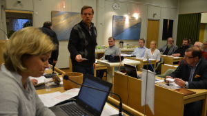 Valet av Martti Murtos efterträdare i kommunstyrelsen avgjordes med sluten omröstning. Rune Friman avger sin röst.