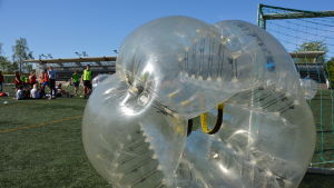 Det finns planer på att erbjuda bubbelfotboll under sommaren i Sjundeå. Bilden är från en bubbelfotbollsmatch i Åbo. bubbelfotboll i åbo