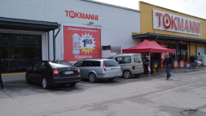 En bil har parkerat bredvid de egentliga rutorna utanför Tokmanni i Borgå. Tokmanni i Östermalm i Borgå.